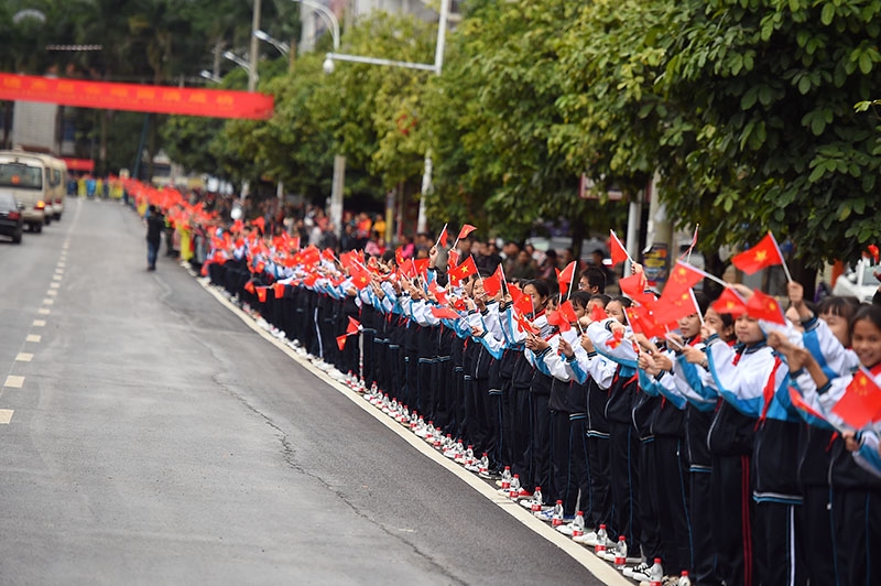 Người dân Trung Quốc chào đón Bộ trưởng Ngô Xuân Lịch và Đoàn đại biểu cấp cao Bộ Quốc phòng Việt Nam dự chương trình giao lưu.